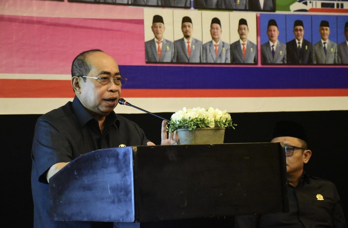 Wali Kota Gorontalo Adhan Dambea saat memberikan sambutan dalam kegiatan pendalaman tugas legislatif pada Rabu, 30 April 2025. (Foto: Humas Pemkot Gorontalo)