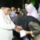 Wali Kota Gorontalo, H. Adhan Dambea saat menyerahkan hadiah ke kepada peserta pemenang Seleksi Tilawatil Qur’an dan Hadits (STQH) tingkat Kota Gorontalo, pada Kamis (1/5/2025) malam. (Foto: Humas Pemkot Gorontalo)