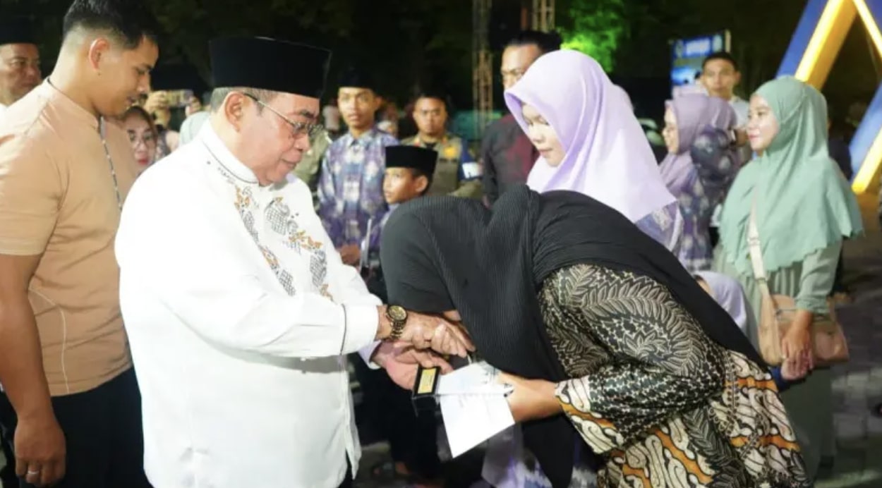 Wali Kota Gorontalo, H. Adhan Dambea saat menyerahkan hadiah ke kepada peserta pemenang Seleksi Tilawatil Qur’an dan Hadits (STQH) tingkat Kota Gorontalo, pada Kamis (1/5/2025) malam. (Foto: Humas Pemkot Gorontalo)