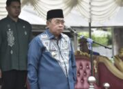 Wali Kota Gorontalo, Adhan Dambea saat menjadi pemimpin upacara di peringatan Hari Pendidikan Nasional di kotanya, Jumat, 2 Mei 2025. (Foto: Humas Pemkot Gorontalo)