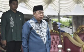 Wali Kota Gorontalo, Adhan Dambea saat menjadi pemimpin upacara di peringatan Hari Pendidikan Nasional di kotanya, Jumat, 2 Mei 2025. (Foto: Humas Pemkot Gorontalo)