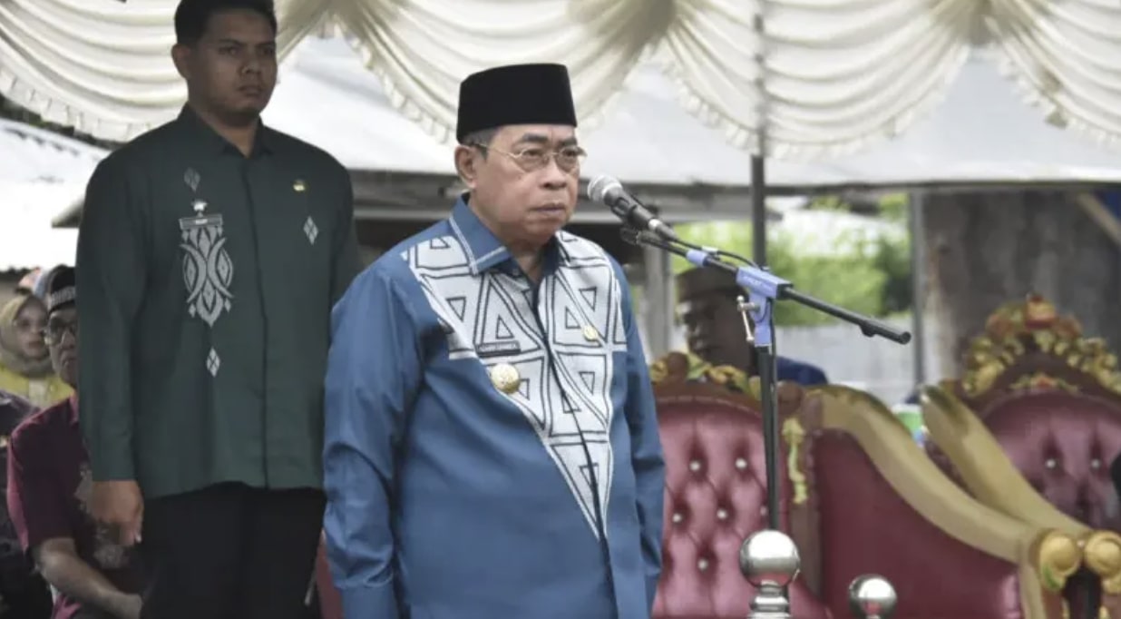 Wali Kota Gorontalo, Adhan Dambea saat menjadi pemimpin upacara di peringatan Hari Pendidikan Nasional di kotanya, Jumat, 2 Mei 2025. (Foto: Humas Pemkot Gorontalo)