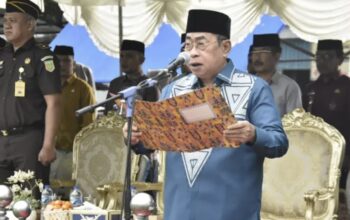 Wali Kota Gorontalo, Adhan Dambea saat menjadi pemimpin upacara di peringatan Hari Pendidikan Nasional di kotanya, Jumat, 2 Mei 2025. (Foto: Humas Pemkot Gorontalo)