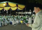 Wali Kota Gorontalo, H. Adhan Dambea saat mengukuhkan ratusan pemuda sebagai pengurus remaja masjid se-Kota Gorontalo pada Jumat malam, 2 Mei 2025. (Foto: Humas Pemkot Gorontalo)