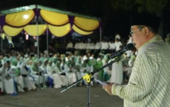 Wali Kota Gorontalo, H. Adhan Dambea saat mengukuhkan ratusan pemuda sebagai pengurus remaja masjid se-Kota Gorontalo pada Jumat malam, 2 Mei 2025. (Foto: Humas Pemkot Gorontalo)
