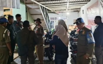 Satuan Polisi Pamong Praja (Satpol PP) Kota Gorontalo saat melakukan razia pekat pada Jumat malam, 2 Mei 2025. (Foto: Humas Pemkot Gorontalo)