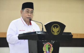 Wali Kota Adhan Dambea saat memberikan sambutan di seremonial pelantikan Palang Merah Indonesia (PMI) Kota Gorontalo, Sabtu pagi, 3 Mei 2025. (Foto: Humas Pemkot Gorontalo)