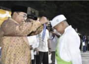 Wali Kota Gorontalo, Adhan Dambea saat hadir dalam kegiatan prosesi khatam raya di Lapangan Taruna Remaja di Kota Gorontalo pada Sabtu Malam (3/5/2025). (Foto: Humas Pemkot Gorontalo)
