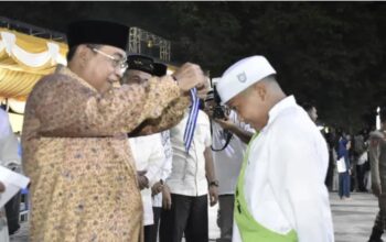 Wali Kota Gorontalo, Adhan Dambea saat hadir dalam kegiatan prosesi khatam raya di Lapangan Taruna Remaja di Kota Gorontalo pada Sabtu Malam (3/5/2025). (Foto: Humas Pemkot Gorontalo)