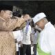 Wali Kota Gorontalo, Adhan Dambea saat hadir dalam kegiatan prosesi khatam raya di Lapangan Taruna Remaja di Kota Gorontalo pada Sabtu Malam (3/5/2025). (Foto: Humas Pemkot Gorontalo)