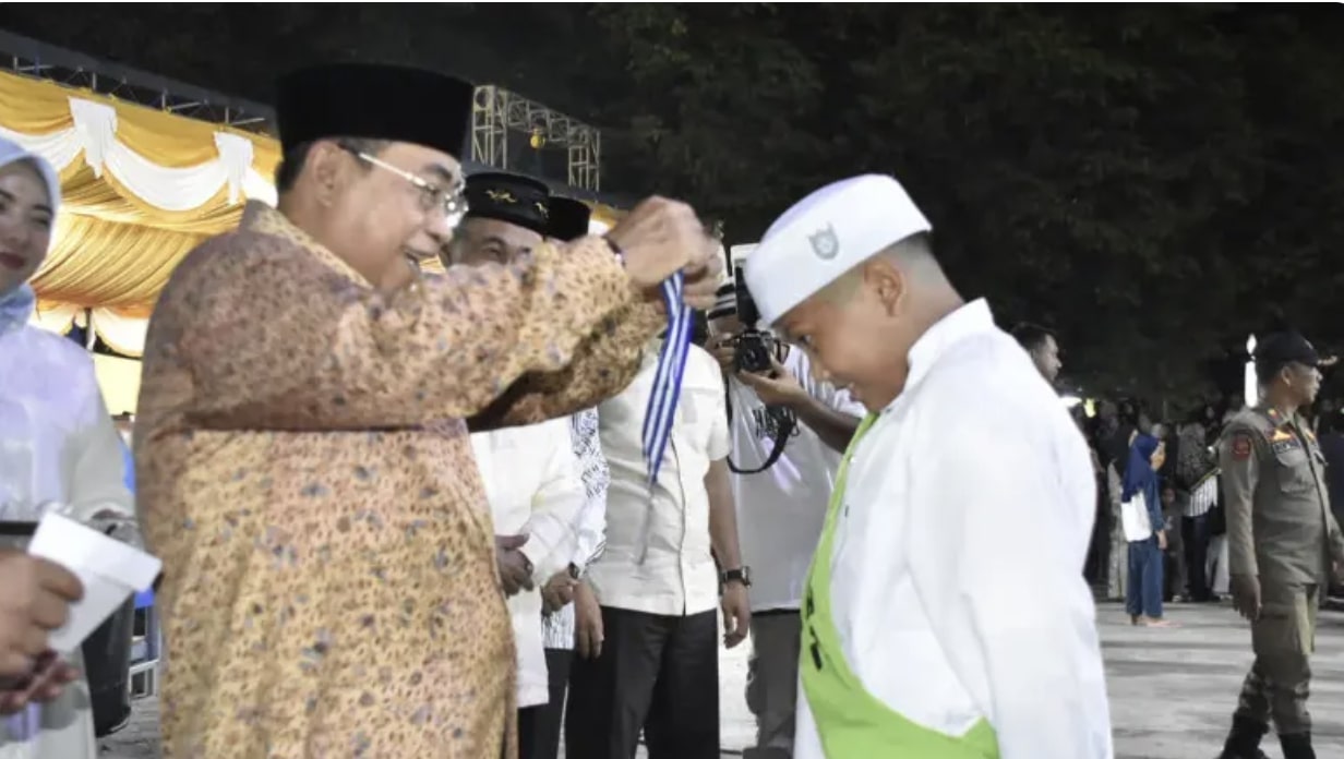 Wali Kota Gorontalo, Adhan Dambea saat hadir dalam kegiatan prosesi khatam raya di Lapangan Taruna Remaja di Kota Gorontalo pada Sabtu Malam (3/5/2025). (Foto: Humas Pemkot Gorontalo)