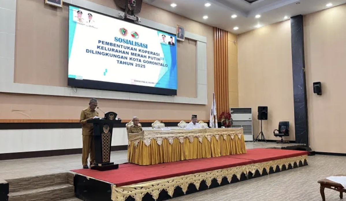 Sekretaris Daerah (Sekda) Kota Gorontalo, Ismail Madjid saat membuka acara pelaksanaan sosialisasi pembentukan koperasi merah putih Senin (5/5/2025) di BLY. (Foto: Humas Pemkot Gorontalo)