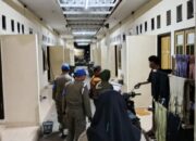 Satuan Polisi Pamong Praja (Satpol PP) saat melakukan razia rutin pada Selasa malam, 6 Mei 2025. (Foto: Humas Pemkot Gorontalo)