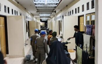 Satuan Polisi Pamong Praja (Satpol PP) saat melakukan razia rutin pada Selasa malam, 6 Mei 2025. (Foto: Humas Pemkot Gorontalo)