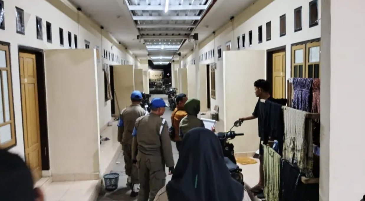 Satuan Polisi Pamong Praja (Satpol PP) saat melakukan razia rutin pada Selasa malam, 6 Mei 2025. (Foto: Humas Pemkot Gorontalo)