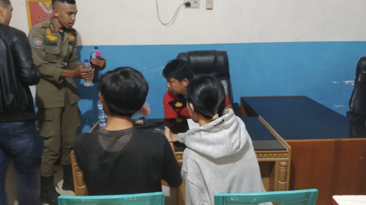 Sejumlah warga yang diamankan Satuan Polisi Pamong Praja (Satpol PP) Kota Gorontalo pada Jumat malam, 9 Mei 2025. (Foto: Humas Pemkot Gorontalo)