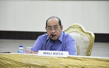 Wali Kota Gorontalo, Adhan Dambea, saat menggelar pertemuan strategis bersama seluruh pimpinan Organisasi Perangkat Daerah (OPD) dan camat se-Kota Gorontalo pada Ahad malam (11/5/2025). (Foto: Humas Pemkot Gorontalo)