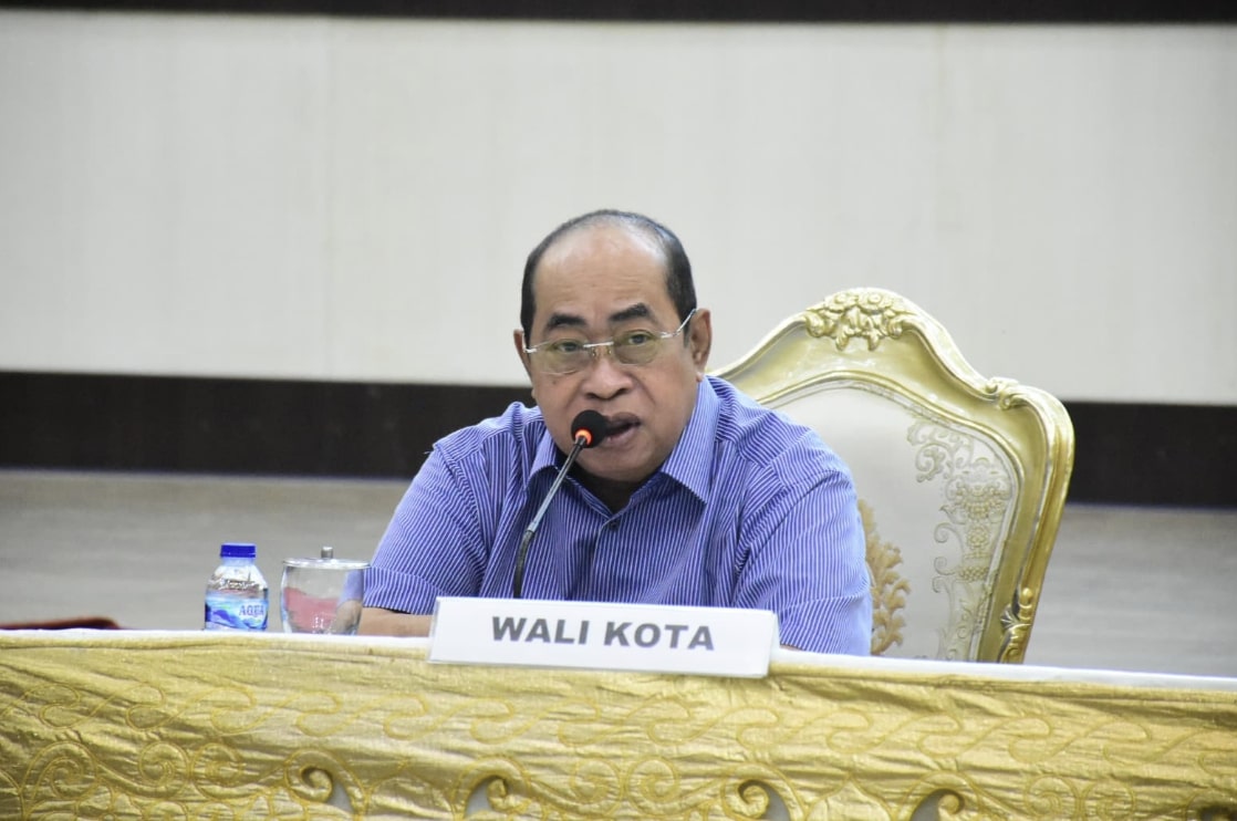 Wali Kota Gorontalo, Adhan Dambea, saat menggelar pertemuan strategis bersama seluruh pimpinan Organisasi Perangkat Daerah (OPD) dan camat se-Kota Gorontalo pada Ahad malam (11/5/2025). (Foto: Humas Pemkot Gorontalo)
