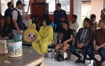 Satpol PP Kota Gorontalo saat mengamankan para badut jalanan dan gelandangan yang dianggap mengganggu ketertiban kota. (Foto: Humas Pemkot Gorontalo)