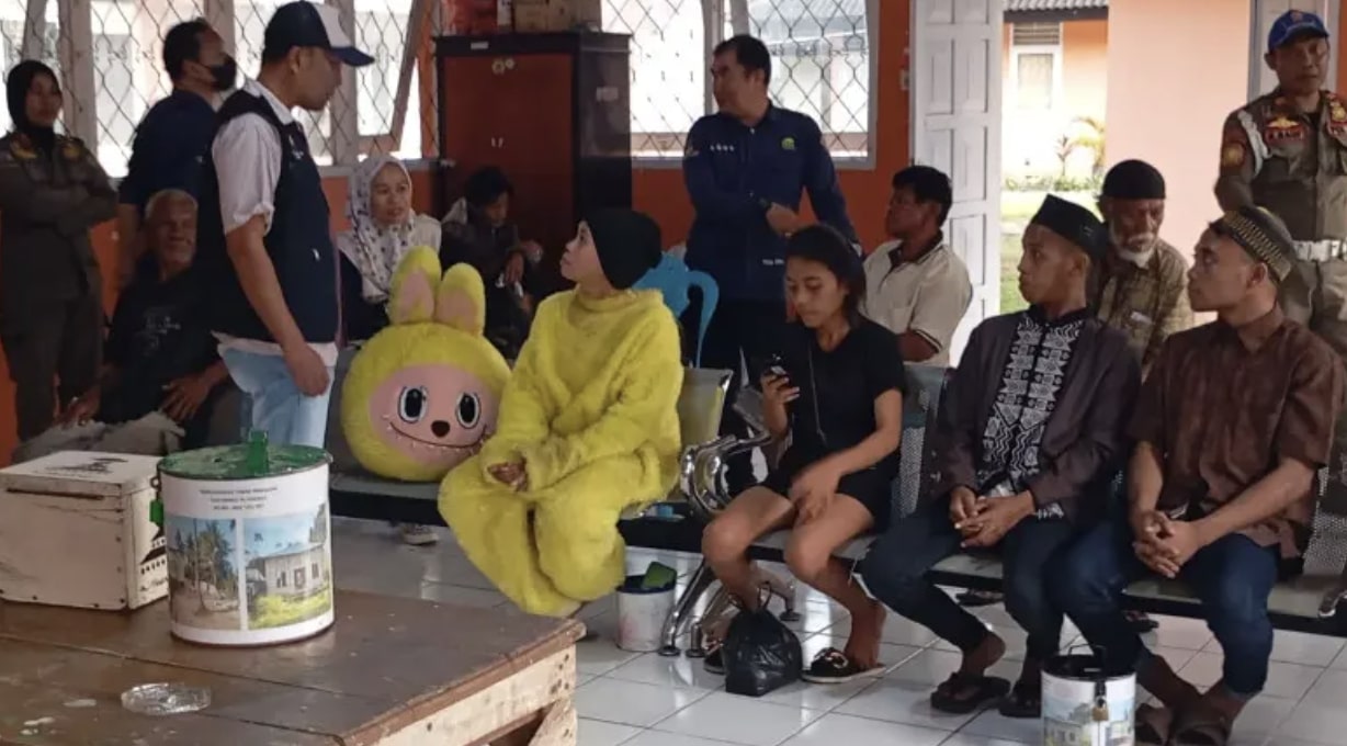 Satpol PP Kota Gorontalo saat mengamankan para badut jalanan dan gelandangan yang dianggap mengganggu ketertiban kota. (Foto: Humas Pemkot Gorontalo)