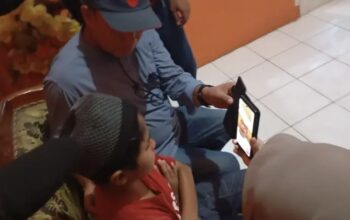 Salah satu anak sedang video call dengan Wali Kota Gorontalo, Adhan Dambea. (Foto: Humas Pemkot Gorontalo)