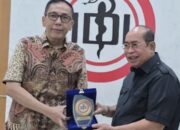Wali Kota Gorontalo, Adhan Dambea saat bertemu dengan Ketua Umum PB IDI, Dr. dr. Slamet Budiarto, SH, MH.Kes, pada Rabu (14/5/2025). (Humas Pemkot Gorontalo)