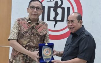 Wali Kota Gorontalo, Adhan Dambea saat bertemu dengan Ketua Umum PB IDI, Dr. dr. Slamet Budiarto, SH, MH.Kes, pada Rabu (14/5/2025). (Humas Pemkot Gorontalo)