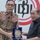 Wali Kota Gorontalo, Adhan Dambea saat bertemu dengan Ketua Umum PB IDI, Dr. dr. Slamet Budiarto, SH, MH.Kes, pada Rabu (14/5/2025). (Humas Pemkot Gorontalo)