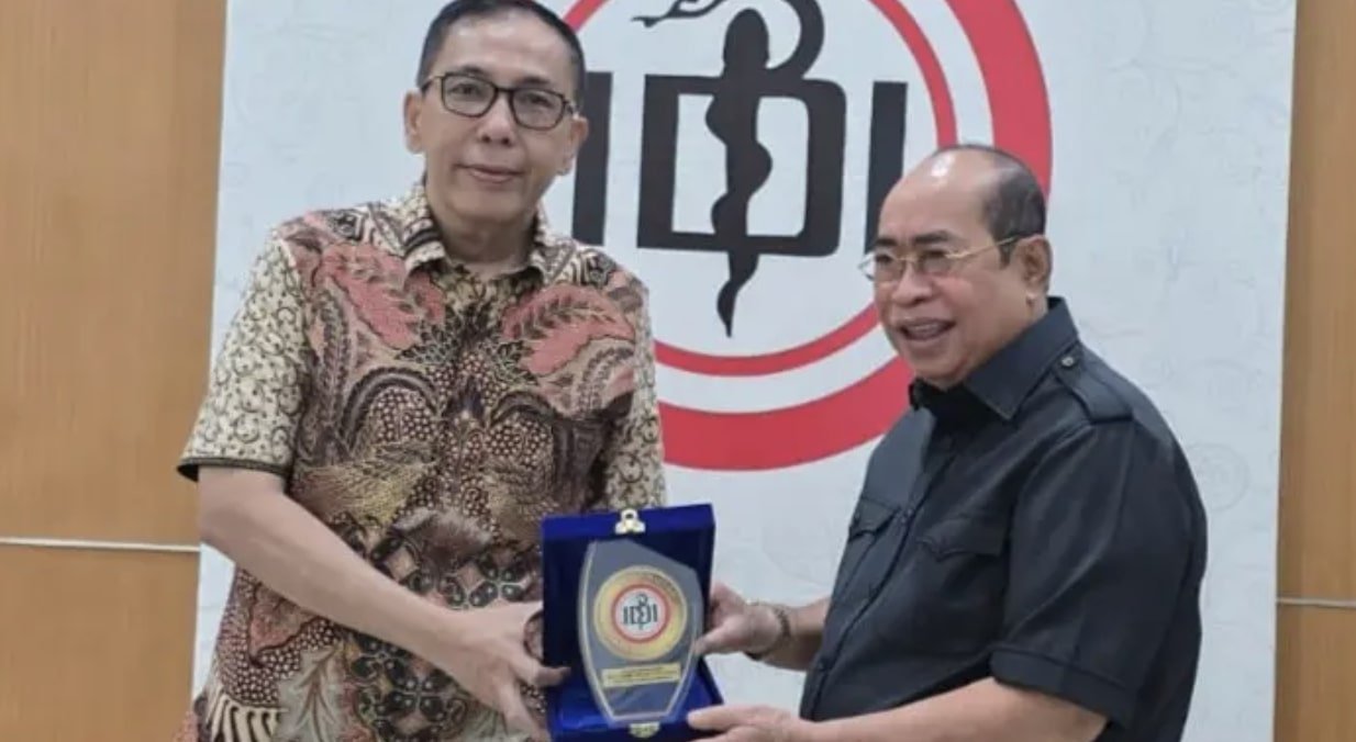Wali Kota Gorontalo, Adhan Dambea saat bertemu dengan Ketua Umum PB IDI, Dr. dr. Slamet Budiarto, SH, MH.Kes, pada Rabu (14/5/2025). (Humas Pemkot Gorontalo)