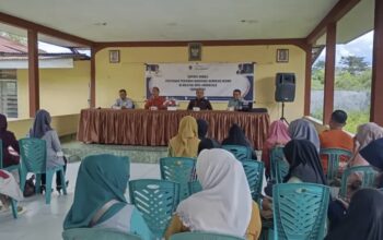 Dinas Penanaman Modal dan Pelayanan Terpadu Satu Pintu (DPM-PTSP) saat melakukan layanan "jemput bola" untuk pengurusan izin berusaha berbasis risiko di tingkat kecamatan. (Foto: Humas Pemkot Gorontalo)