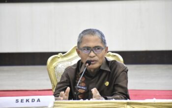 Sekretaris Daerah Kota Gorontalo, Ismail Madjid, saat memimpin rapat koordinasi pelaksanaan program DPK 2025 di Bandhayo Lo Yiladia, Kamis (15/5/2025). (Foto: Humas Pemkot Gorontalo)