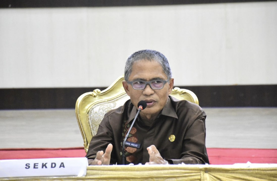 Sekretaris Daerah Kota Gorontalo, Ismail Madjid, saat memimpin rapat koordinasi pelaksanaan program DPK 2025 di Bandhayo Lo Yiladia, Kamis (15/5/2025). (Foto: Humas Pemkot Gorontalo)