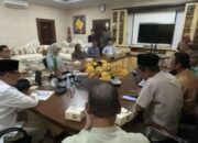 Wakil Wali Kota Gorontalo, Indra Gobel saat bertemu dengan pengurus masjid serta tim pemerhati Masjid Hunto, yang berlangsung pada Jumat (16/5/2025) di Kantor Wali Kota Gorontalo. (Foto: Humas Pemkot Gorontalo)