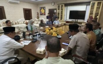 Wakil Wali Kota Gorontalo, Indra Gobel saat bertemu dengan pengurus masjid serta tim pemerhati Masjid Hunto, yang berlangsung pada Jumat (16/5/2025) di Kantor Wali Kota Gorontalo. (Foto: Humas Pemkot Gorontalo)