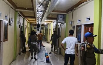 Satuan Polisi Pamong Praja (Satpol PP) Kota Gorontalo saat menggelar operasi penyakit masyarakat (pekat) pada Jumat malam, 16 Mei 2025. (Foto: Humas Pemkot Gorontalo)