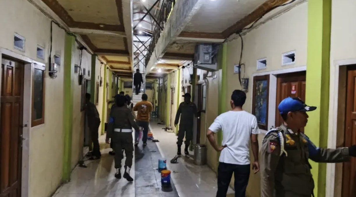 Satuan Polisi Pamong Praja (Satpol PP) Kota Gorontalo saat menggelar operasi penyakit masyarakat (pekat) pada Jumat malam, 16 Mei 2025. (Foto: Humas Pemkot Gorontalo)