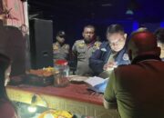 Satuan Polisi Pamong Praja (Satpol PP) Kota Gorontalo saat melakukan razia di Cafe Tiara. (Foto: Humas Pemkot Gorontalo)
