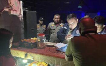 Satuan Polisi Pamong Praja (Satpol PP) Kota Gorontalo saat melakukan razia di Cafe Tiara. (Foto: Humas Pemkot Gorontalo)