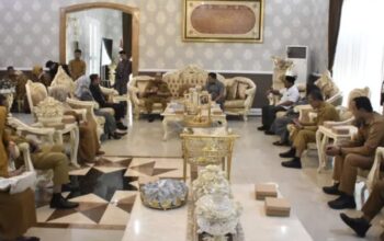 Wali Kota Gorontalo, Adhan Dambea saat menerima kunjungan kerja sekaligus silaturahmi dari anggota Komisi IV DPRD Provinsi Gorontalo pada Senin (19/5/2025) di Rumah Jabatan Wali Kota Gorontalo. (Foto: Humas Pemkot Gorontalo)