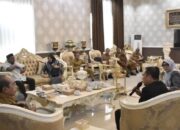 Wali Kota Gorontalo, Adhan Dambea saat menyabut rombongan Komisi IV DPRD Provinsi Gorontalo pada Senin (19/5/2025). (Foto: Humas Pemkot Gorontalo)