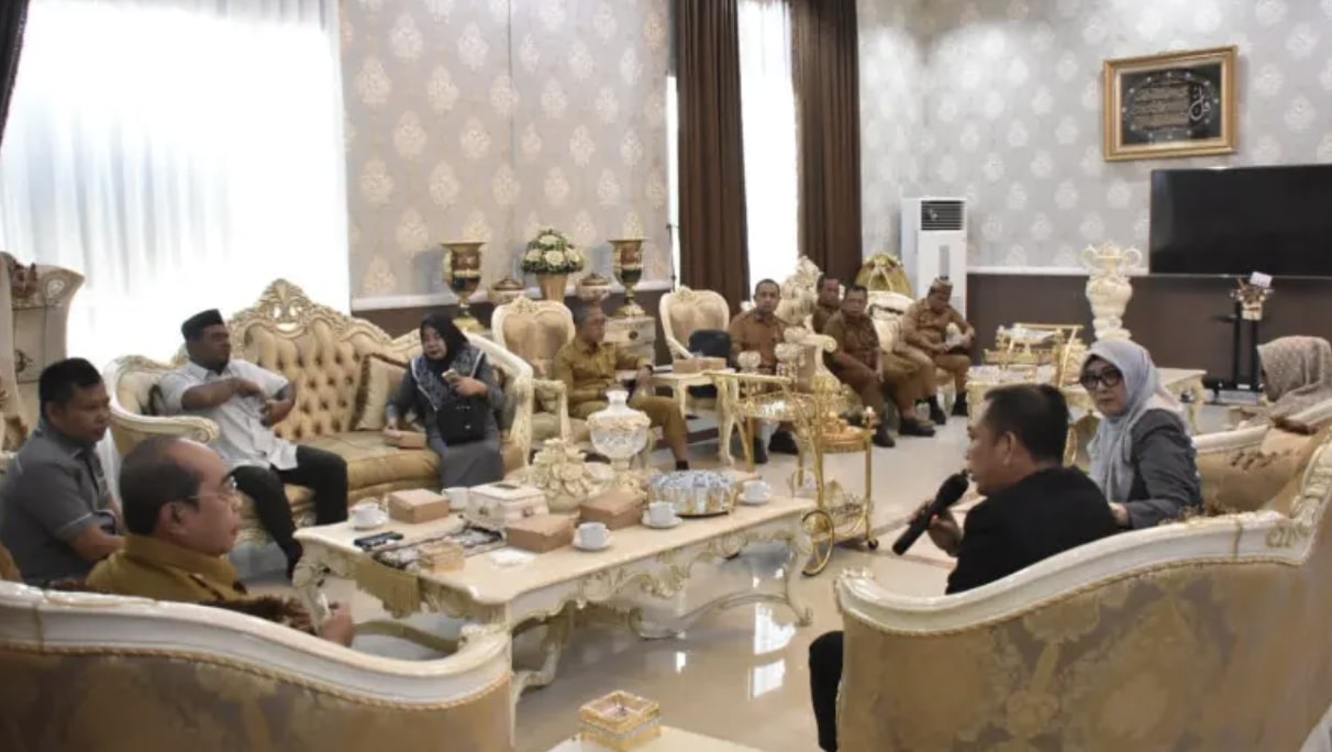 Wali Kota Gorontalo, Adhan Dambea saat menyabut rombongan Komisi IV DPRD Provinsi Gorontalo pada Senin (19/5/2025). (Foto: Humas Pemkot Gorontalo)