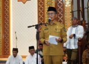 Sekretaris Daerah (Sekda) Kota Gorontalo, Ismail Madjid saat memberikan sambutan di acara pelepasan ratusan jemaah calon haji (JCH) asal Kota Gorontalo yang berlangsung di Masjid Agung Baiturrahim, Senin (19/5/2025). (Foto: Humas Pemkot Gorontalo)