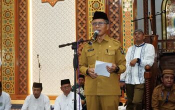 Sekretaris Daerah (Sekda) Kota Gorontalo, Ismail Madjid saat memberikan sambutan di acara pelepasan ratusan jemaah calon haji (JCH) asal Kota Gorontalo yang berlangsung di Masjid Agung Baiturrahim, Senin (19/5/2025). (Foto: Humas Pemkot Gorontalo)