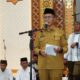Sekretaris Daerah (Sekda) Kota Gorontalo, Ismail Madjid saat memberikan sambutan di acara pelepasan ratusan jemaah calon haji (JCH) asal Kota Gorontalo yang berlangsung di Masjid Agung Baiturrahim, Senin (19/5/2025). (Foto: Humas Pemkot Gorontalo)