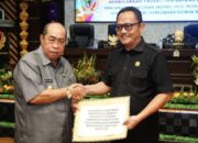 Wali Kota Gorontalo, Adhan Dambea saat menyerahkan Rancangan Peraturan Daerah (Ranperda) tentang pemberian insentif dan kemudahan bagi para investor kepada DPRD Kota Gorontalo pada Senin malam (19/5/2025). (Foto: Humas Pemkot Gorontalo)