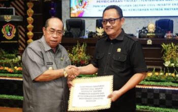 Wali Kota Gorontalo, Adhan Dambea saat menyerahkan Rancangan Peraturan Daerah (Ranperda) tentang pemberian insentif dan kemudahan bagi para investor kepada DPRD Kota Gorontalo pada Senin malam (19/5/2025). (Foto: Humas Pemkot Gorontalo)