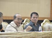 Wali Kota Gorontalo, Adhan Dambea saat menghadiri kegiatan pembinaan ASN dan TPKD lingkup Setda Kota Gorontalo, Kesbangpol, BKPP, dan Badan Keuangan, pada Selasa malam, 20 Mei 2025. (Foto: Humas Pemkot Gorontalo)