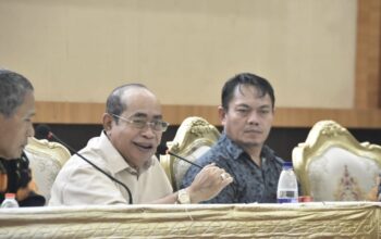 Wali Kota Gorontalo, Adhan Dambea saat menghadiri kegiatan pembinaan ASN dan TPKD lingkup Setda Kota Gorontalo, Kesbangpol, BKPP, dan Badan Keuangan, pada Selasa malam, 20 Mei 2025. (Foto: Humas Pemkot Gorontalo)