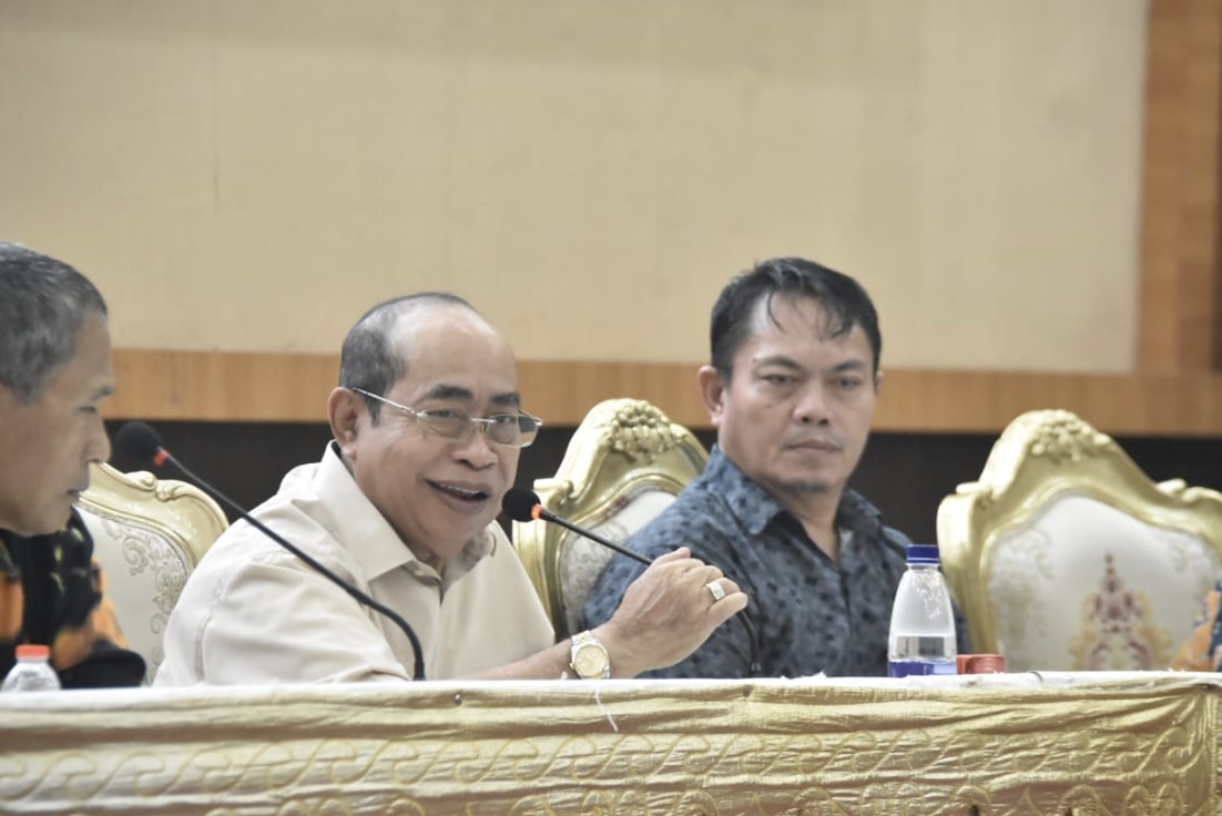 Wali Kota Gorontalo, Adhan Dambea saat menghadiri kegiatan pembinaan ASN dan TPKD lingkup Setda Kota Gorontalo, Kesbangpol, BKPP, dan Badan Keuangan, pada Selasa malam, 20 Mei 2025. (Foto: Humas Pemkot Gorontalo)