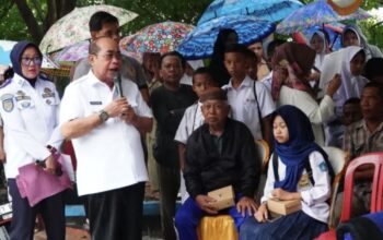Wali Kota Gorontalo Adhan Dambea saat mendatangi warga Kelurahan Tanjung Kramat, Kecamatan Hulonthalangi, pada Rabu siang, 21 Mei 2025. (Foto: Humas Pemkot Gorontalo)